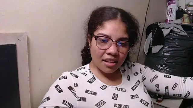 Snapshot of madelene chatting on 03.12.25 madelene online show from 03.12.25