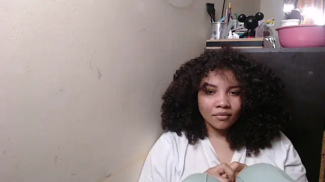 Snapshot of madelene chatting on 11.05.25 madelene online show from 11.05.25