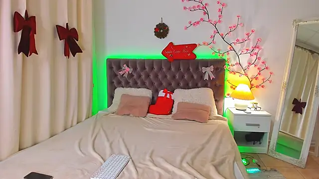 NikkiBustt online show from 12.22.25