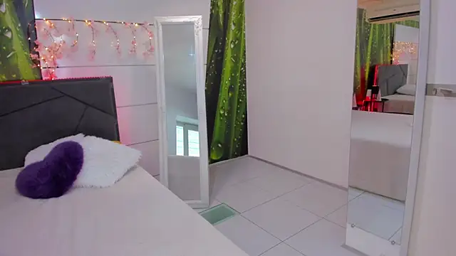 HollyTailors online show from 09.09.25