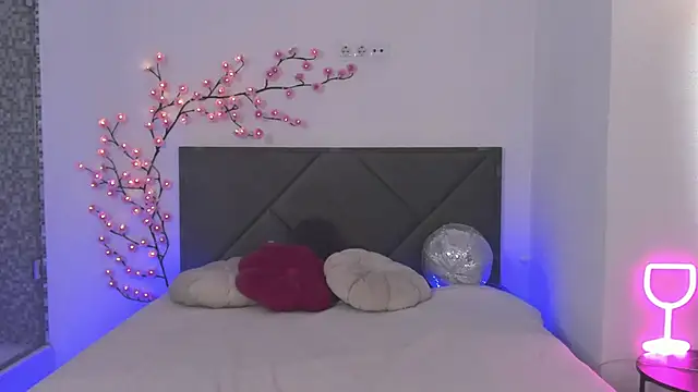 HollyTailors online show from 04.14.26