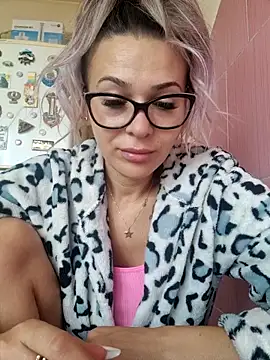 Snapshot of iSelena chatting on 09.15.25 iSelena online show from 09.15.25