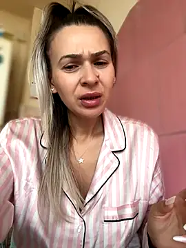 iSelena online show from 10.10.25