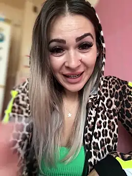 iSelena online show from 10.17.25