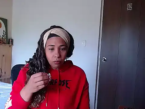 IVONNE COLLINS33 online show from 09.23.25