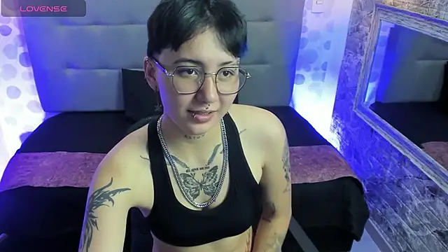 emahills  axelrose online show from 09.22.25