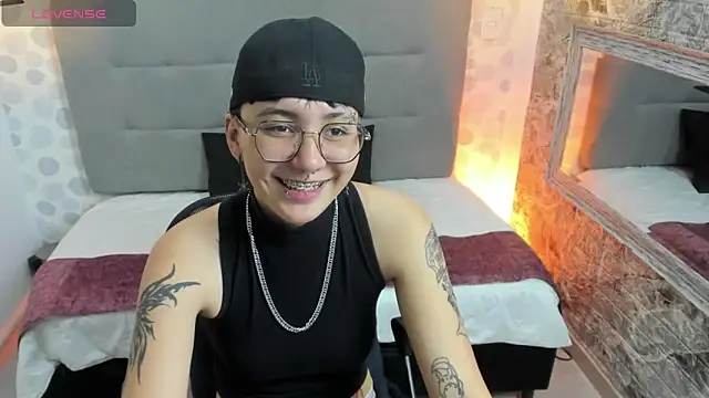 emahills  axelrose online show from 10.02.25