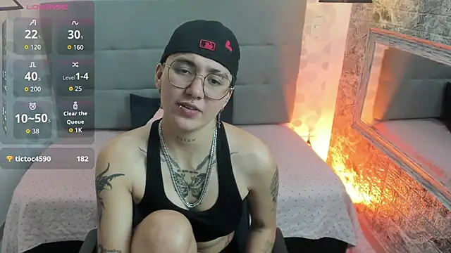 emahills  axelrose online show from 10.13.25