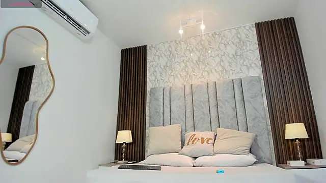 Snapshot of Miagomezx chatting on 10.24.25 Miagomezx online show from 10.24.25