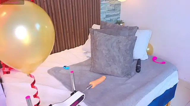 Snapshot of Miagomezx chatting on 02.15.26 Miagomezx online show from 02.15.26