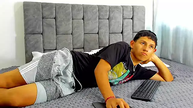 Snapshot of Felipe_Gonzales chatting on 10.15.25 Felipe Gonzales online show from 10.15.25