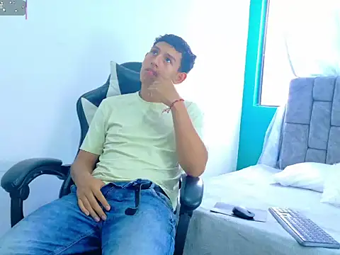 Snapshot of Felipe_Gonzales chatting on 10.28.25 Felipe Gonzales online show from 10.28.25