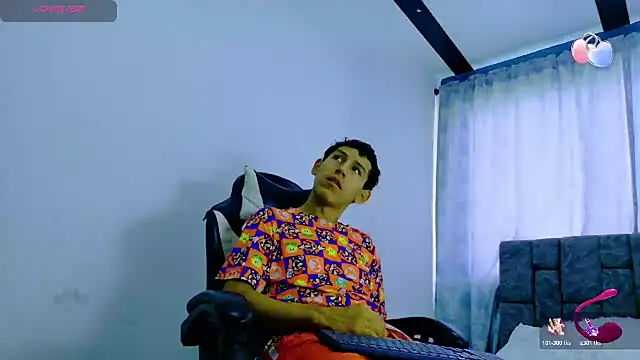 Snapshot of Felipe_Gonzales chatting on 10.30.25 Felipe Gonzales online show from 10.30.25