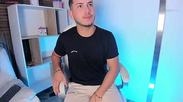 Snapshot of Axel_grey_ chatting on 09.10.25 Axel grey online show from 09.10.25