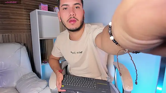 Snapshot of Axel_grey_ chatting on 10.04.25 Axel grey online show from 10.04.25