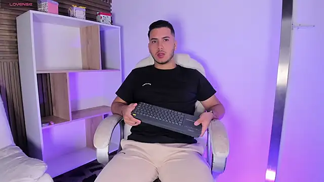 Snapshot of Axel_grey_ chatting on 10.18.25 Axel grey online show from 10.18.25