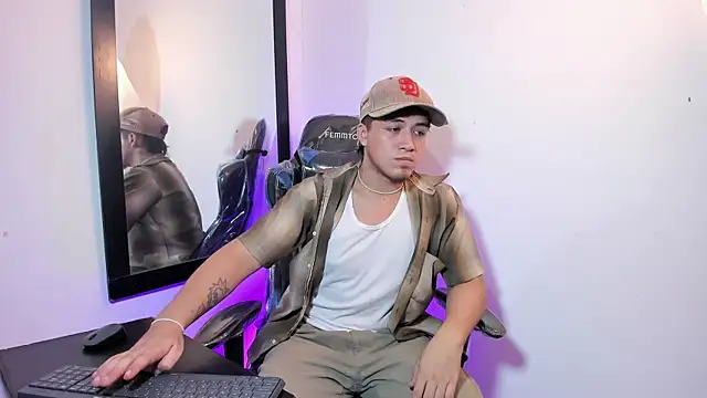 Snapshot of juanmechanic_ chatting on 10.15.25 juanmechanic online show from 10.15.25