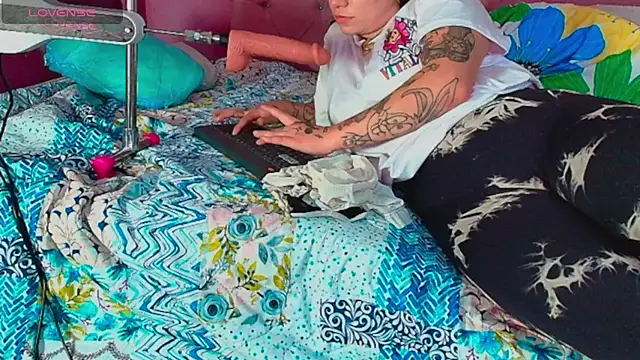 Lali HOtt online show from 09.29.25