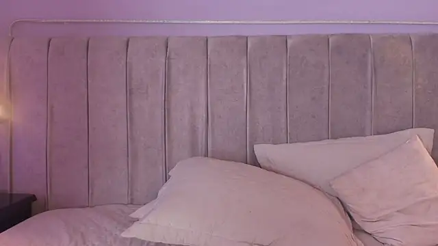 Larra Scott  online show from 09.28.25