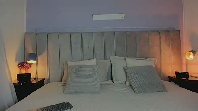 Larra Scott  online show from 10.11.25