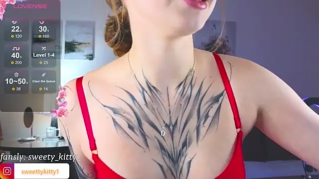 Snapshot of sweettykitty chatting on 09.28.25 sweettykitty online show from 09.28.25