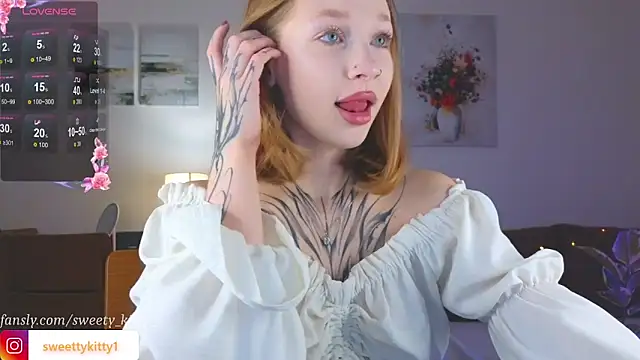 Snapshot of sweettykitty chatting on 10.25.25 sweettykitty online show from 10.25.25