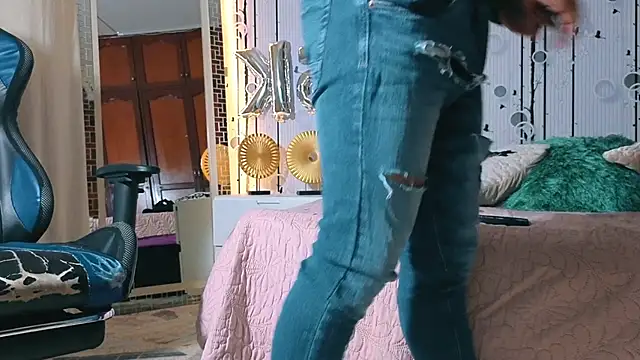 Snapshot of AlphaDrip chatting on 11.04.25 AlphaDrip online show from 11.04.25