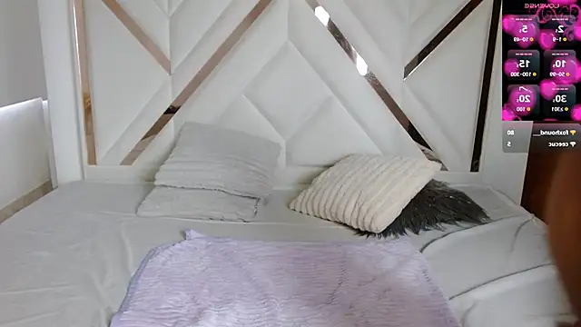 Snapshot of SophiaaLee chatting on 10.04.25 SophiaaLee online show from 10.04.25