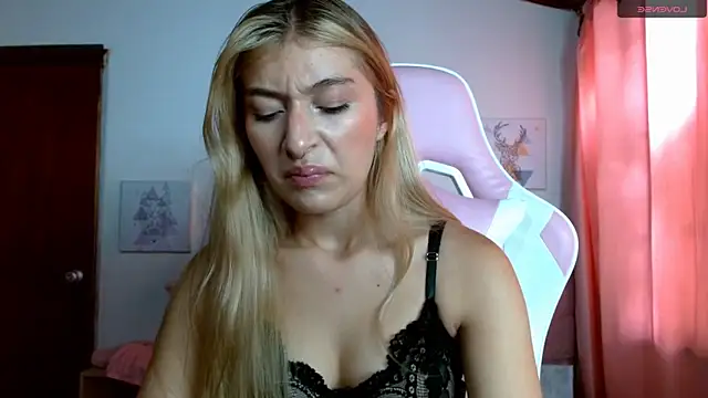 Snapshot of SophiaaLee chatting on 10.12.25 SophiaaLee online show from 10.12.25