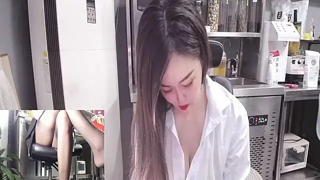 Snapshot of Eileen-L chatting on 09.14.25 Eileen-L online show from 09.14.25