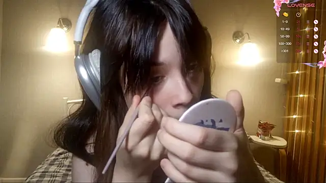 Honeey Beee online show from 12.19.25