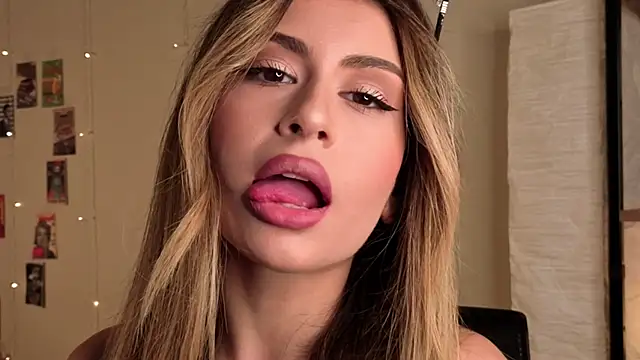 Snapshot of GeorginaHarn chatting on 10.16.25 GeorginaHarn online show from 10.16.25