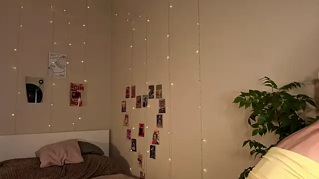 Snapshot of GeorginaHarn chatting on 10.17.25 GeorginaHarn online show from 10.17.25