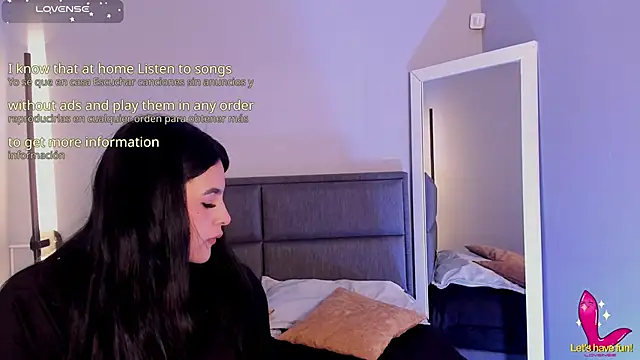 Snapshot of Emma__clark_ chatting on 10.15.25 Emma  clark  online show from 10.15.25