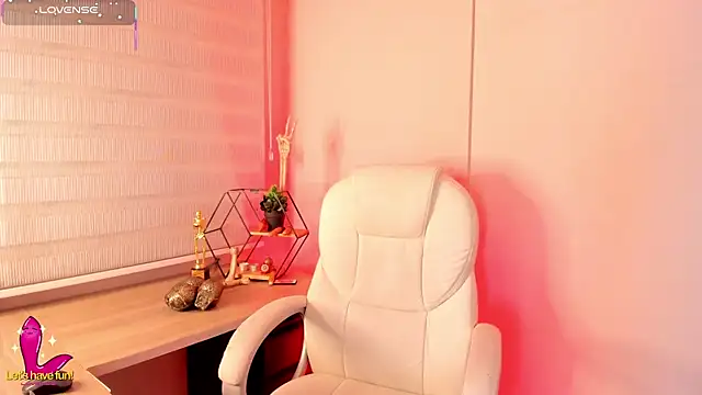 Snapshot of Emma__clark_ chatting on 10.31.25 Emma  clark  online show from 10.31.25