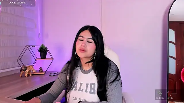 Emma  clark  online show from 11.29.25