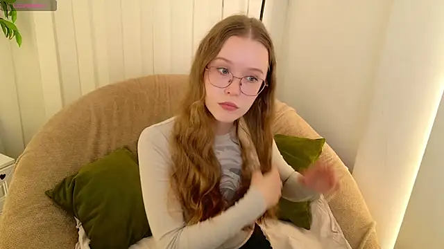 Snapshot of MandyMils chatting on 09.21.25 MandyMils online show from 09.21.25