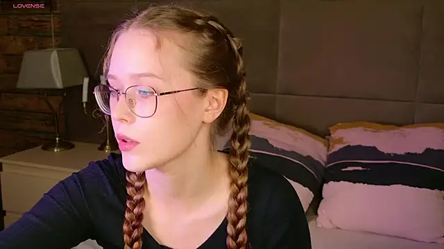 Snapshot of MandyMils chatting on 09.23.25 MandyMils online show from 09.23.25