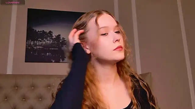 Snapshot of MandyMils chatting on 10.04.25 MandyMils online show from 10.04.25