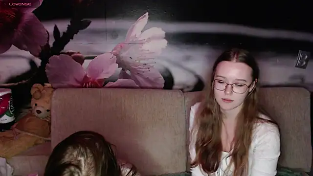 Snapshot of MandyMils chatting on 10.19.25 MandyMils online show from 10.19.25