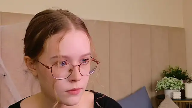 Snapshot of MandyMils chatting on 10.26.25 MandyMils online show from 10.26.25