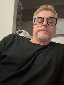 Axl hot online show from 04.05.26