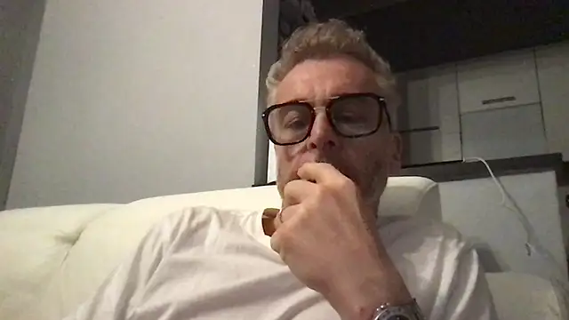 Axl hot online show from 04.12.26