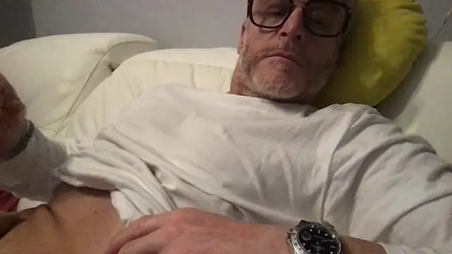 Axl hot online show from 04.16.26