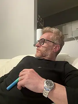 Axl hot online show from 04.18.26