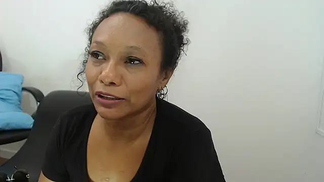 Snapshot of Queen_Naomi chatting on 09.11.25 Queen Naomi online show from 09.11.25