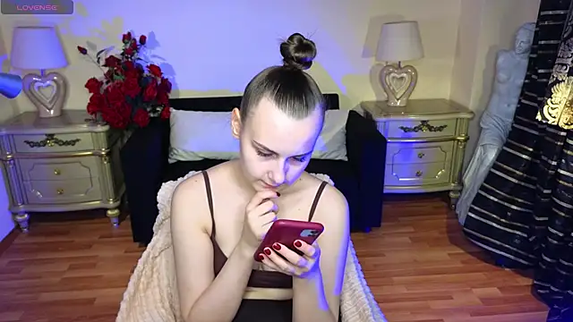 Kelly Cartier online show from 10.04.25