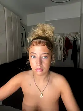 Snapshot of Aurorajadex chatting on 10.10.25 Aurorajadex online show from 10.10.25