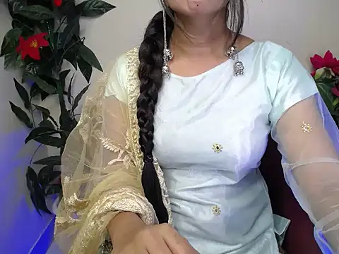 Snapshot of Little_queenn chatting on 09.11.25 Little queenn online show from 09.11.25