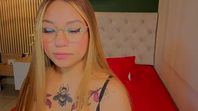 Snapshot of sky_collinss chatting on 10.23.25 sky collinss online show from 10.23.25